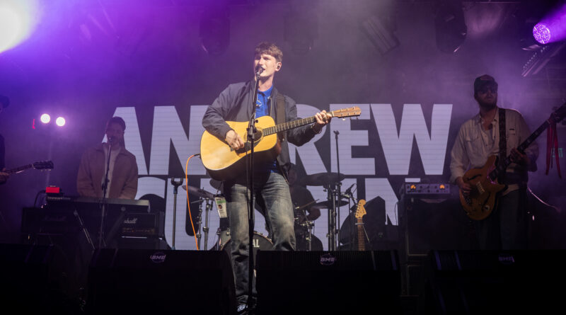 “I think I used the guitar as a therapist” – An Interview with Andrew Cushin